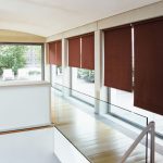 Rideaux roulés de couleur marron pour les fenêtres panoramiques