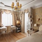 Chambre à coucher de style classique avec des lambrequins et des rideaux combinés