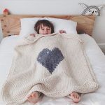 Couvre-lit tricoté avec un coeur au centre