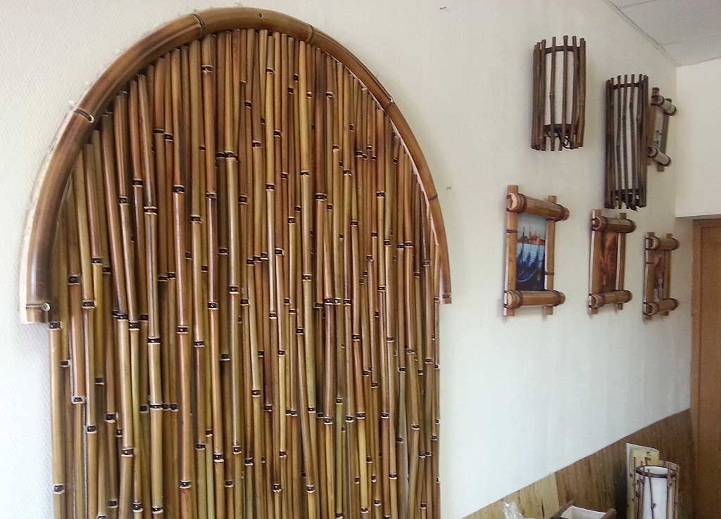 Rideaux de bambou en bois dans l'arc de la porte