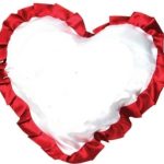 Coussin coeur blanc avec bordure rouge