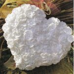 Oreiller coeur tricoté blanc avec des fleurs