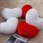 Coussins blancs et rouges en forme de coeur