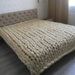 Une couverture en laine beige va parfaitement décorer votre chambre