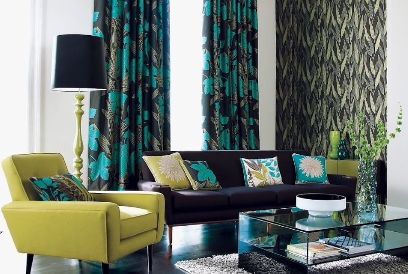 Rideaux noirs et turquoise dans le salon moderne