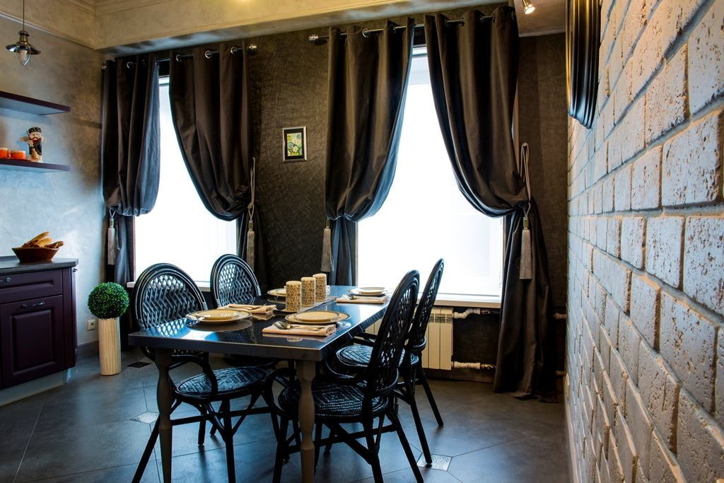 Cuisine-salle à manger intérieure avec deux fenêtres