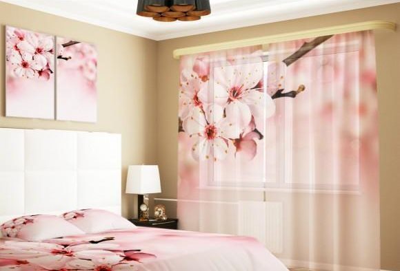 Fleurs de pomme rose sur textiles dans la chambre