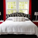 Couvre-lit blanc dans la chambre avec des rideaux noirs