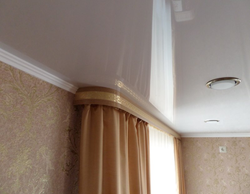 Fixer les rideaux avec une corniche au plafond tendu