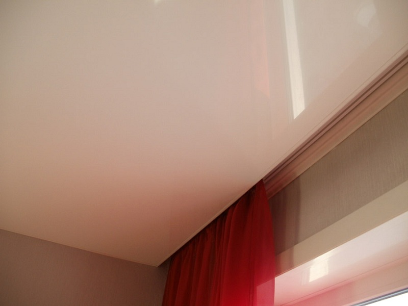 Fixer les rideaux dans la niche du plafond avec une toile extensible