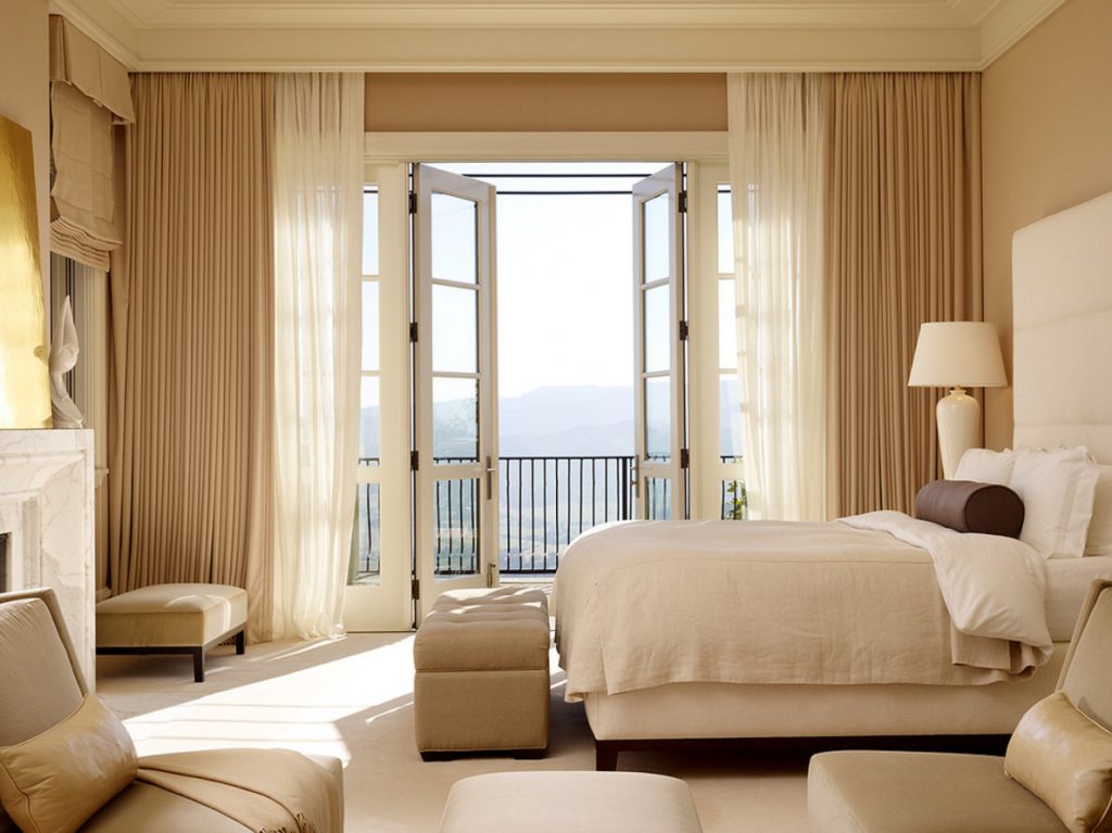 Décoration de fenêtre avec des rideaux de balcon beige