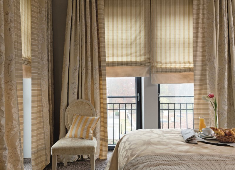 Rideaux beiges dans la chambre à coucher avec deux fenêtres