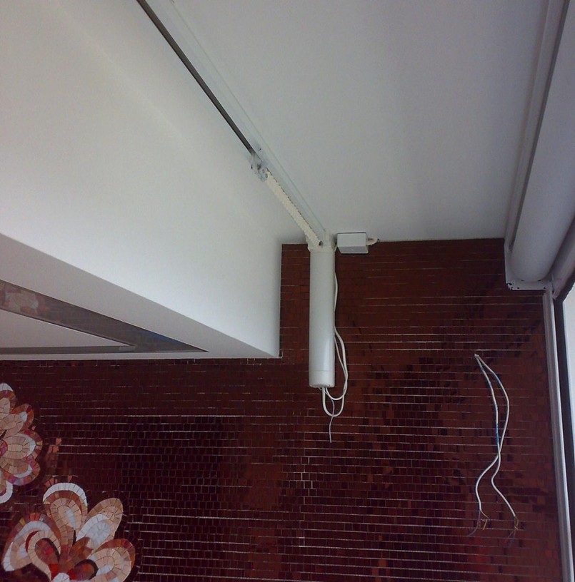 Fixation des gouttières électriques dans la niche du plafond