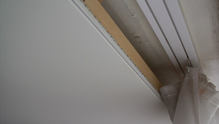 Tringle à rideaux en plastique pour rideaux dans la niche du plafond