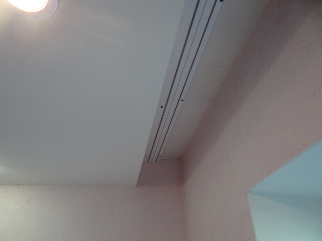 Fixation des gouttières en plastique des rails de plafond dans une niche