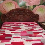 Couvre-lit pour un lit de chandails en rose