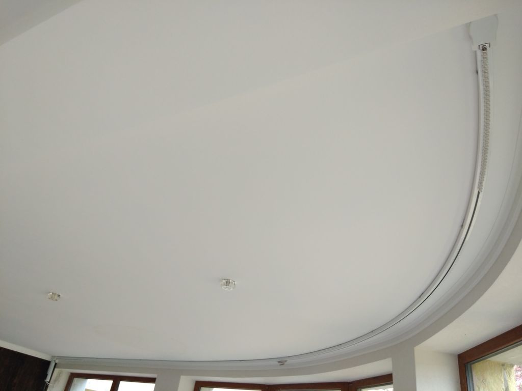 Rideau électrique avec plafond blanc