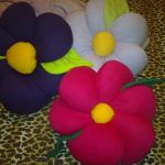 Coussins-fleurs multicolores faits maison