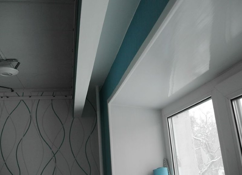 Photo d'une niche au plafond du salon pour l'installation dissimulée d'un rideau en tringle à rideau