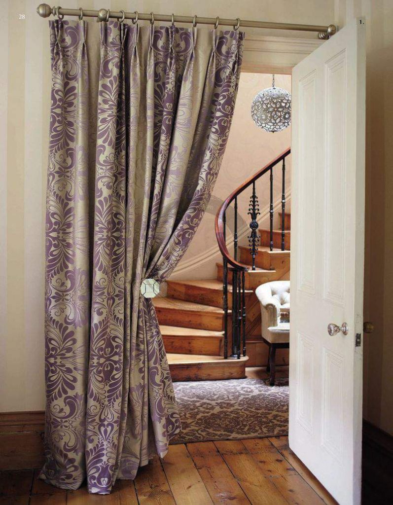 Beau rideau sur la porte du hall avec un escalier