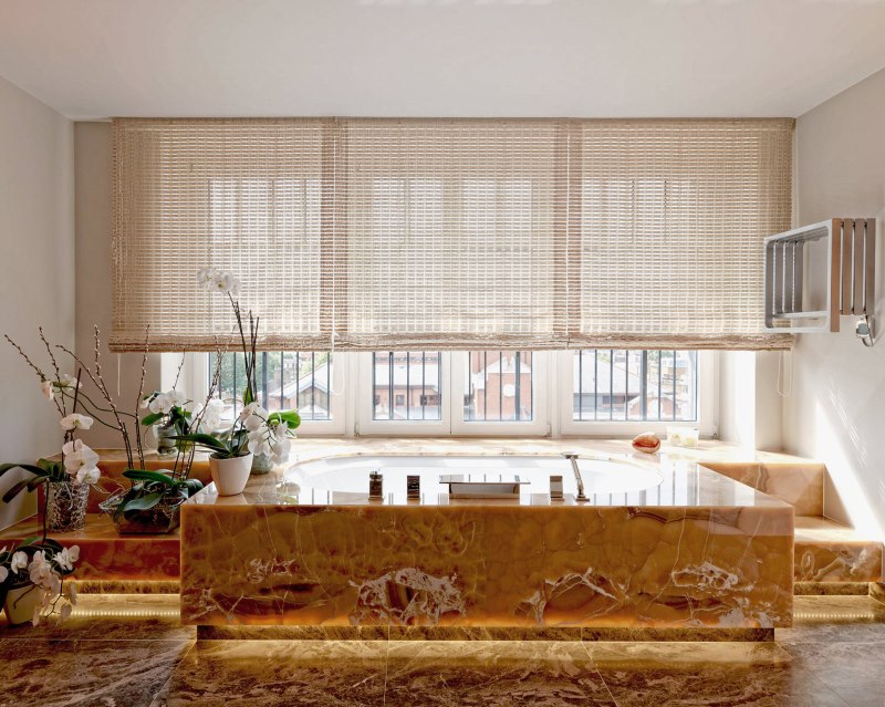 Grande salle de bain avec rideaux de bambou