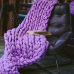 Couverture lilas en gros fil tricoté à la main