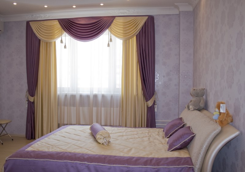 Triple rideaux avec lambrequin dans la chambre