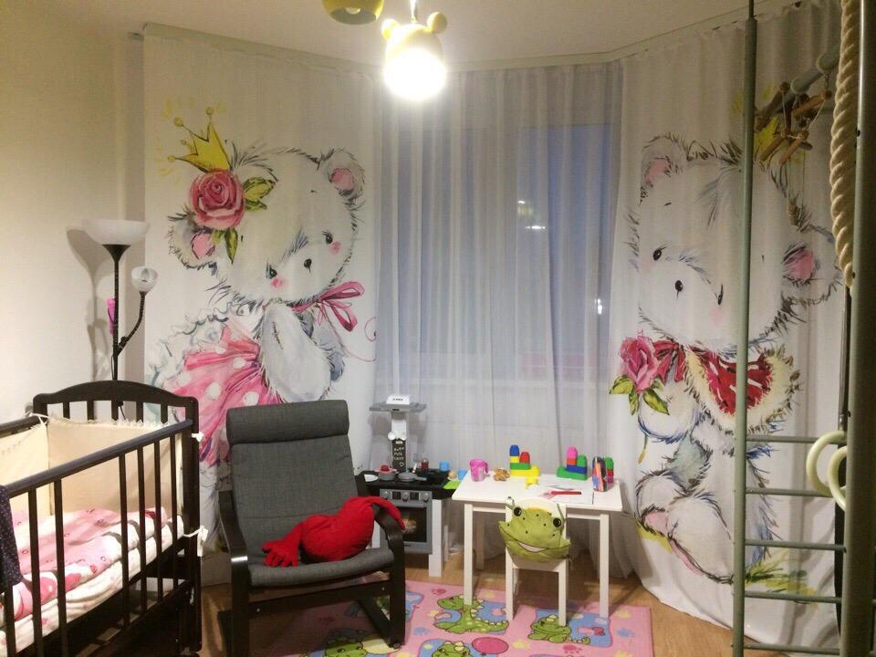 Photoulman avec des jouets dans la chambre d'un nouveau-né