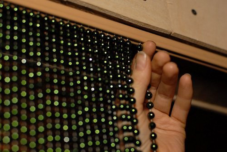 Fixation des rideaux de perles dans un profil de corniche standard