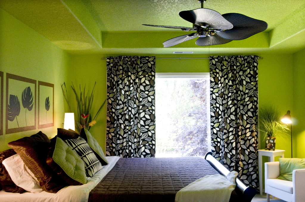Rideaux bariolés dans la chambre avec plafond vert