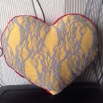 Coussin jaune en forme de coeur