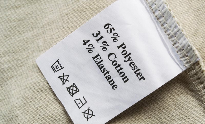 Étiquette avec symboles sur un rideau en matériau composite