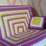 Grand plaid carré sur le canapé avec des coussins décoratifs faites-le vous-même
