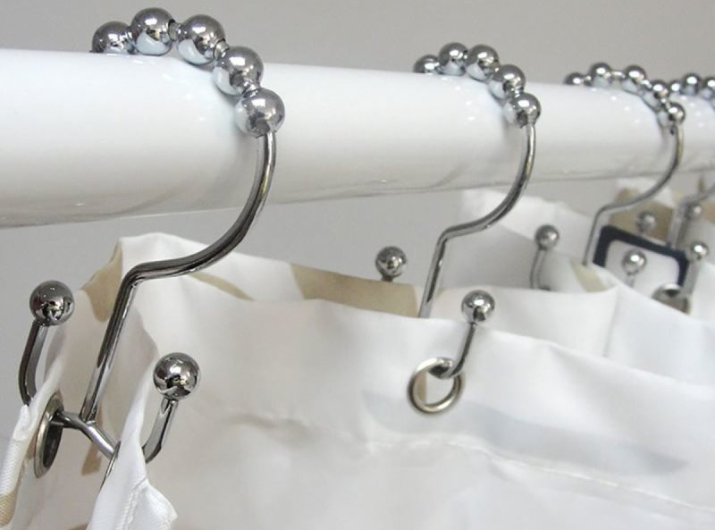Crochets doubles pour accrocher les rideaux dans la salle de bain