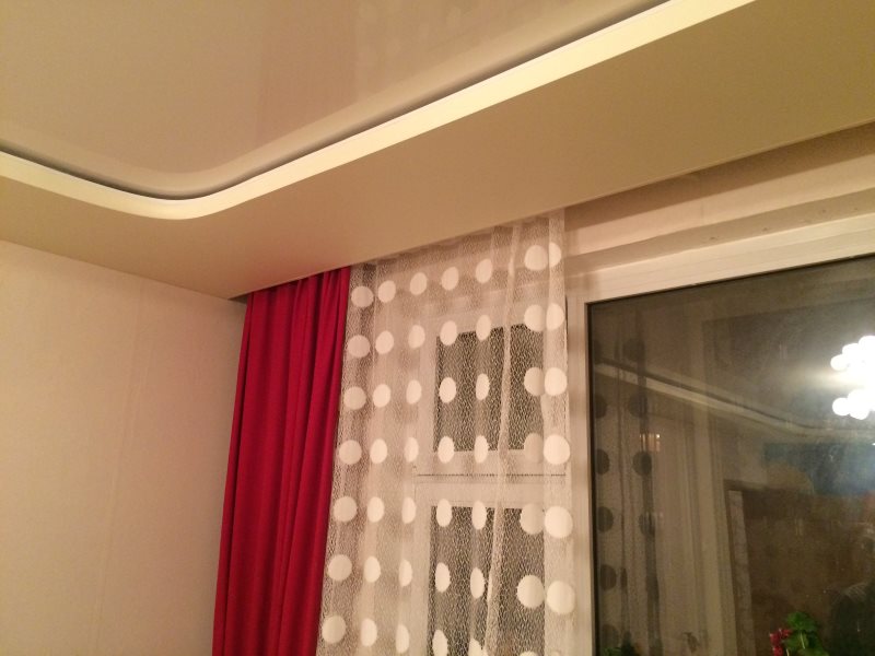 Rideaux sur la corniche cachée du salon avec plafond tendu