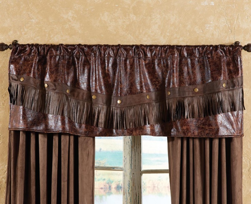 Peau de cuir sur les rideaux de tissu marron