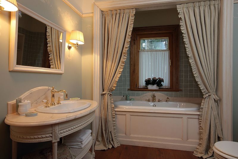 Beaux rideaux dans la salle de bain de style classique