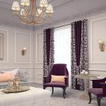 Rideaux violets pour le salon spacieux avec deux fenêtres de la couleur des meubles et des textiles