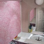 Store enrouleur imprimé rose dans la salle de bain