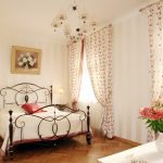 Rideaux à motifs floraux pour la chambre à coucher avec deux fenêtres