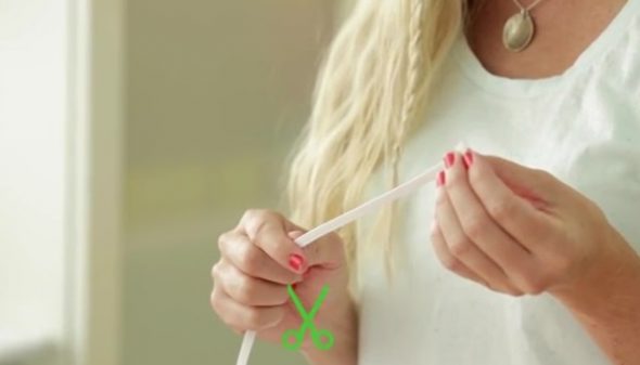 Couper le chewing-gum et épingler