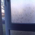 Coller du tissu de verre sur la fenêtre du salon