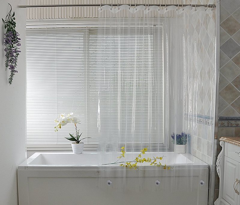 Rideau transparent avec des aimants pour la salle de bain
