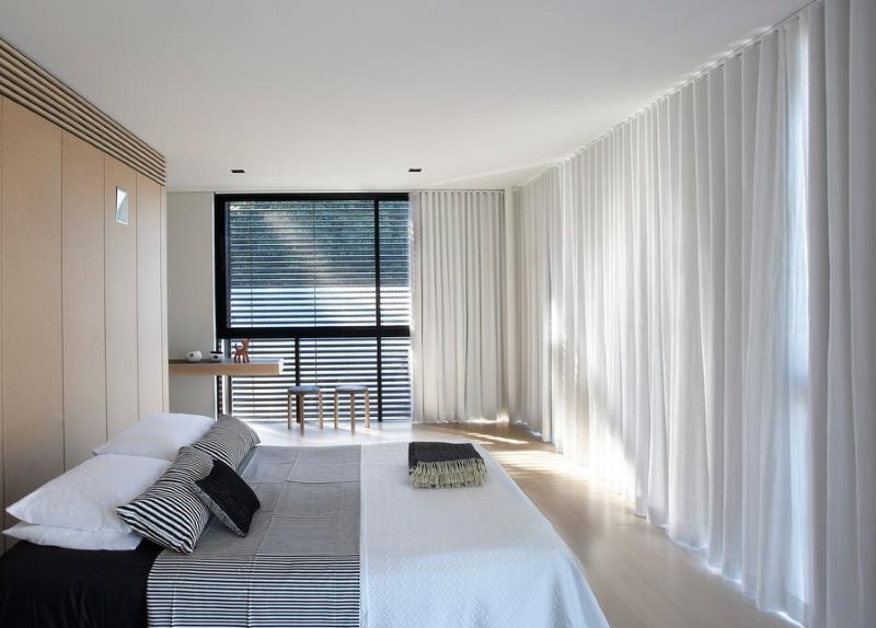 Des rideaux de chambre design dans le style du minimalisme