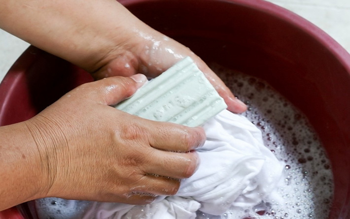 Laver le tulle blanc avec du savon à lessive