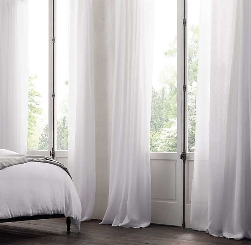 Finestre della camera da letto con tulle bianco