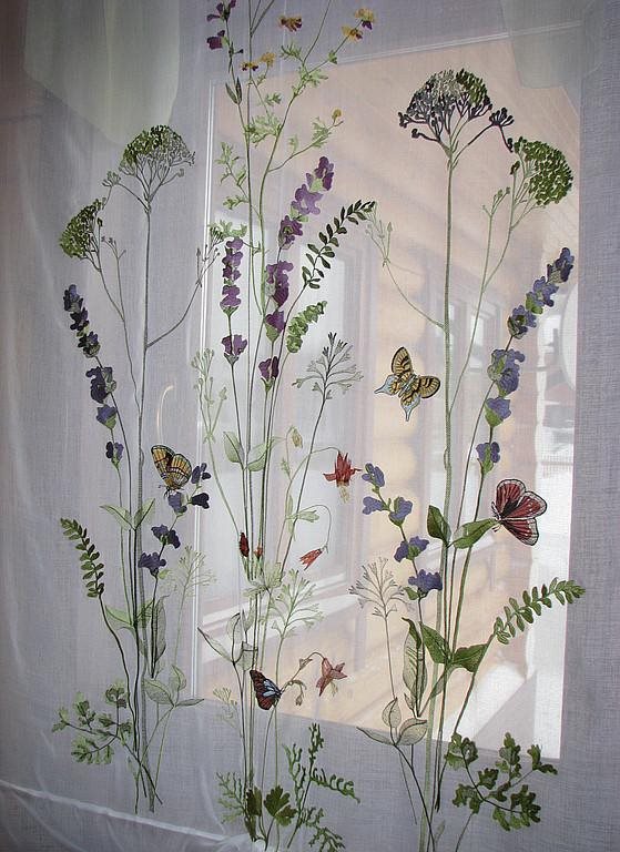 Tulle translucide avec des plantes à la fenêtre de la cuisine