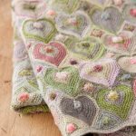 Couverture tricotée de coeurs - chaude et belle