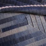 Plaid tricoté dans les aiguilles bleues