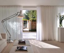 design di tende per il minimalismo del salotto
